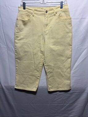 Gloria Vanderbilt Pale Yellow Bermuda Shorts